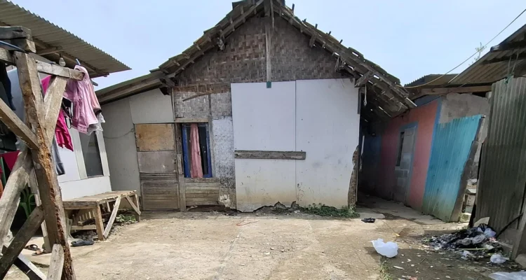 Rumah warga yang berada di Jalur KA Bandung- Ciwidey di Kampung Ciluncat, Desa Ciluncat, Kecamatan Cangkuang, Kabupaten Bandung. Foto Agi / Jabar Ekspres