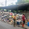 Petugas Pengangkut Sampah saat Membersihkan TPST Cibeber, Cimahi Selatan. (Mong)