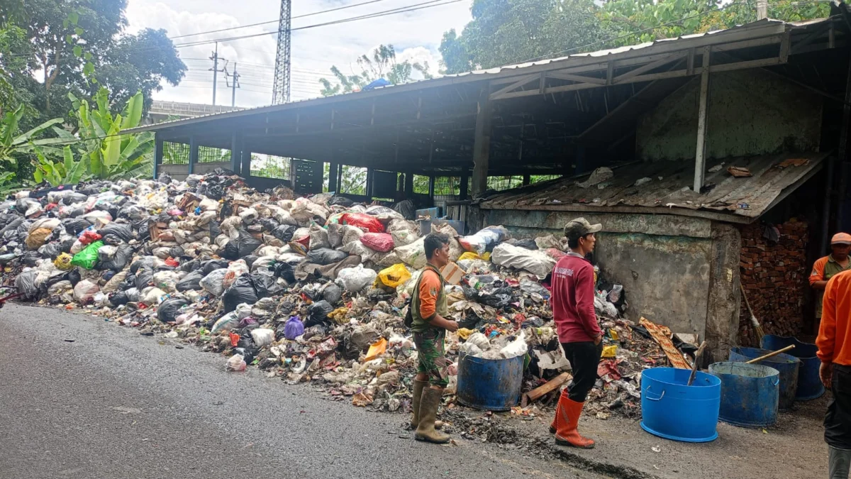 Petugas Pengangkut Sampah saat Membersihkan TPST Cibeber, Cimahi Selatan. (Mong)