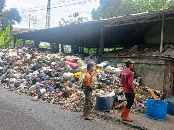 Petugas Pengangkut Sampah saat Membersihkan TPST Cibeber, Cimahi Selatan. (Mong)