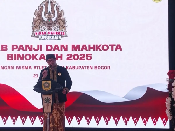 Radya Anom Sumedang Larang saat memberikan sambutan di Lapangan Muara Beres, Cibinong, Kabupaten Bogor, pada Senin (21/4/2025). Foto: Regi