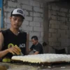 Perajin menyelesaikan pembuatan tahu di sentra industri tahu Cibuntu, Kota Bandung, Rabu (23/4). Foto: Dimas Rachmatsyah / Jabar Ekspres
