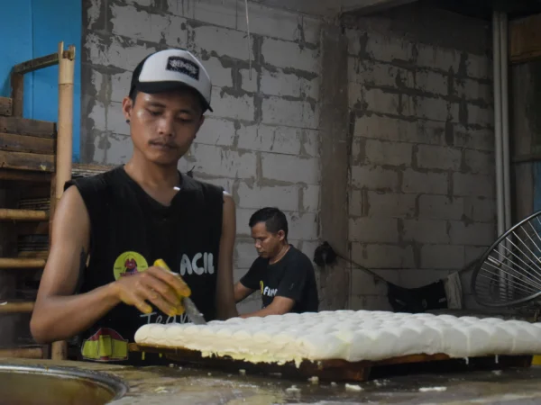 Perajin menyelesaikan pembuatan tahu di sentra industri tahu Cibuntu, Kota Bandung, Rabu (23/4). Foto: Dimas Rachmatsyah / Jabar Ekspres
