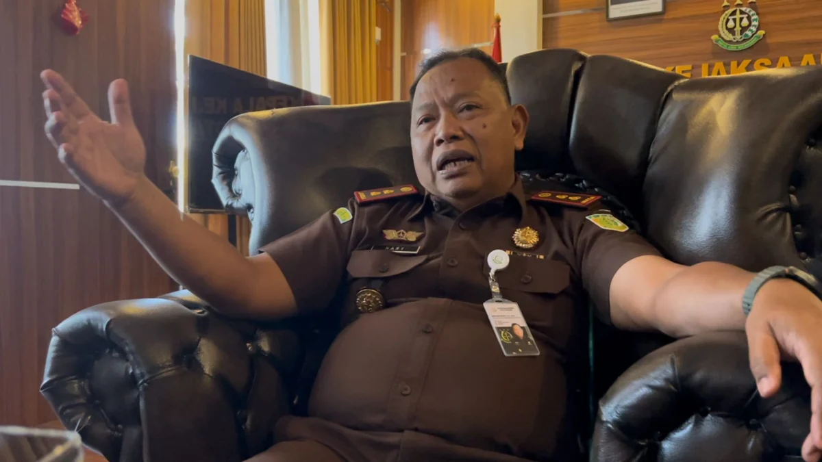 Kepala Kejaksaan Negeri Banjar Sri Haryanto saat ditemui di ruang kerjanya belum lama ini. (Cecep Herdi/Jabar Ekspres)