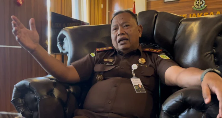 Kepala Kejaksaan Negeri Banjar Sri Haryanto saat ditemui di ruang kerjanya belum lama ini. (Cecep Herdi/Jabar Ekspres)