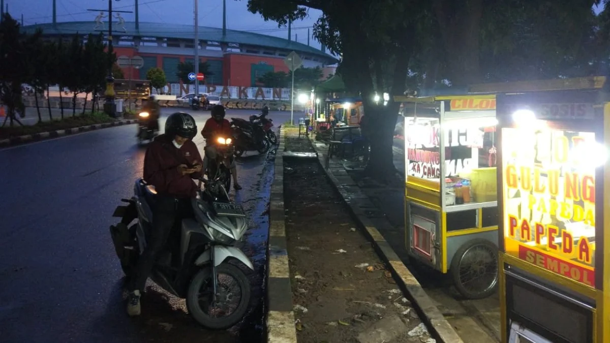 Pedagang Kaki Lima di luar Stadion Pakansari akan diverifikasi ulang.