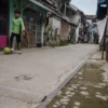 Seorang anak bermain di samping jalur rel kereta api Bandung - Ciwidey yang saat ini telah dibangun rumah warga di Jalan Babakan Deki, Desa Citeureup, Kecamatan Dayeuhkolot, Kabupaten Bandung, Rabu (23/4). Foto: Dimas Rachmatsyah / Jabar Ekspres