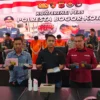 Kasat Reskrim Polresta Bogor Kota, AKP Aji Riznaldi bersama jajaran saat menunjukkan sejumlah barang bukti di Mapolresta Bogor Kota, Kamis (24/4). (Yudha Prananda / Jabar Ekspres)