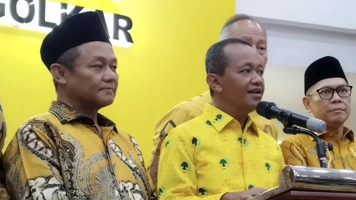 Ketua Umum Partai Golkar Bahlil Lahadalia dan Sekretaris Jenderal Partai Golkar Muhammad Sarmuji di Kantor DPP Partai Golkar. (Foto/ANTARA)