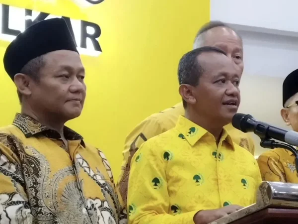 Ketua Umum Partai Golkar Bahlil Lahadalia dan Sekretaris Jenderal Partai Golkar Muhammad Sarmuji di Kantor DPP Partai Golkar. (Foto/ANTARA)