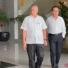 Mantan terpidana Djoko Sugiarto Tjandra (kanan) usai diperiksa penyidik KPK, di Gedung Merah Putih KPK, Jakarta, Rabu (9/4/2025). (Foto: ANTARA)