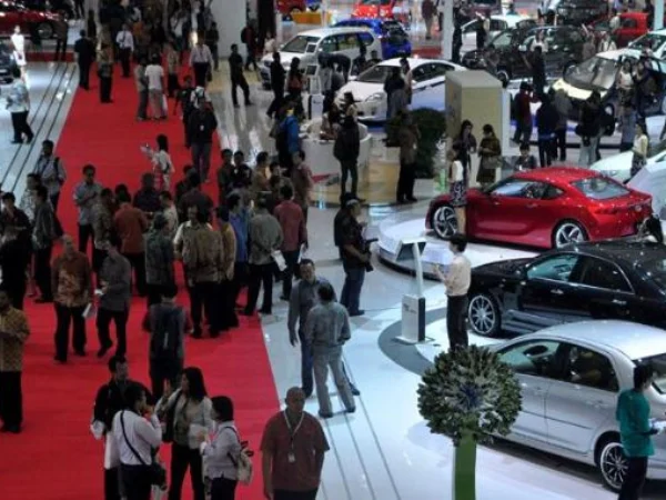 Ilustrasi sejumlah pengunjung menghadiri pameran industri otomotif. (Dok. Jabar Ekspres