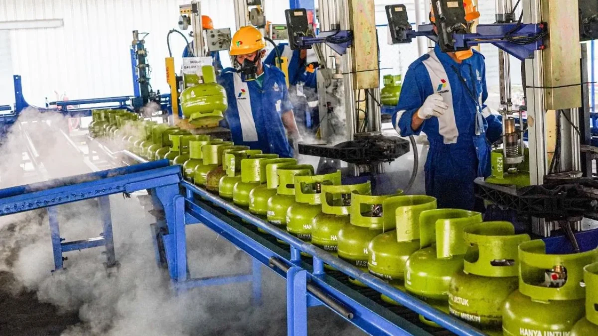 Ilustrasi Petugas saat mengisi tabung gas elpiji di Stasiun Pengisian Bulk Elpiji (SPBE) Padalarang, Bandung Barat. Dok Humas PT Pertamina Patra Niaga Padalarang.