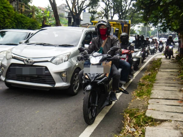 Ilustrasi Pemudik motor melintas saat terjadi kemacetan di Jalur Nagreg, Kabupaten Bandung, belum lama ini. Foto: Dimas Rachmatsyah / Jabar Ekspres