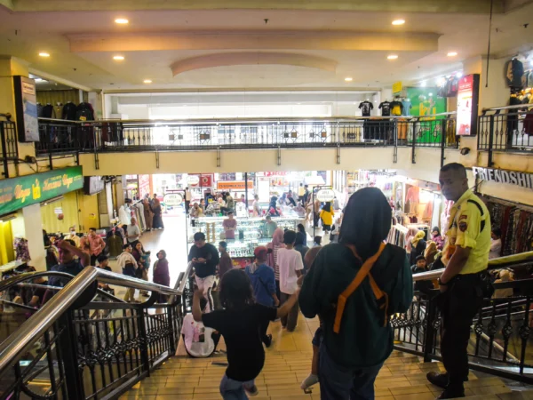 Pengunjung berbelanja di Pasar Baru Trade Center, Kota Bandung, Kamis (3/4). Foto: Dimas Rachmatsyah / Jabar Ekspres