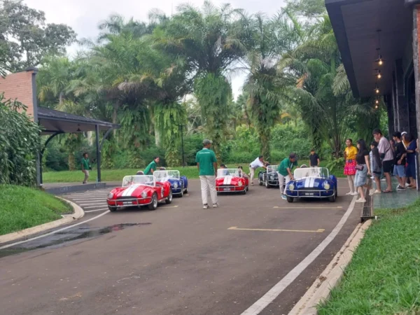 Wahana wisata super wheels di Enchanting Valley, Cisarua, Kabupaten Bogor, pada Kamis (3/4/2025). Foto: Regi