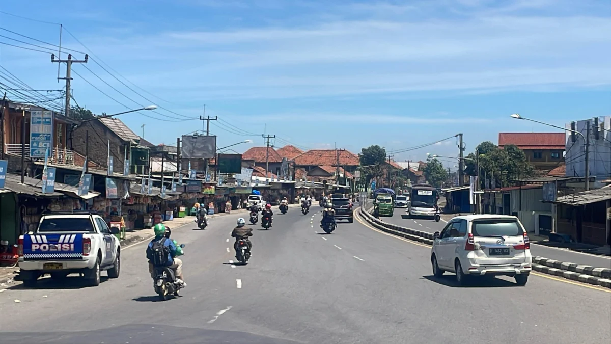 Arus lalu lintas di Lingkar Barat Nagreg, Kabupaten Bandung, terpantau ramai lancar pada H+7 lebaran atau Senin (7/4/2025). Foto Agi / Jabar Ekspres
