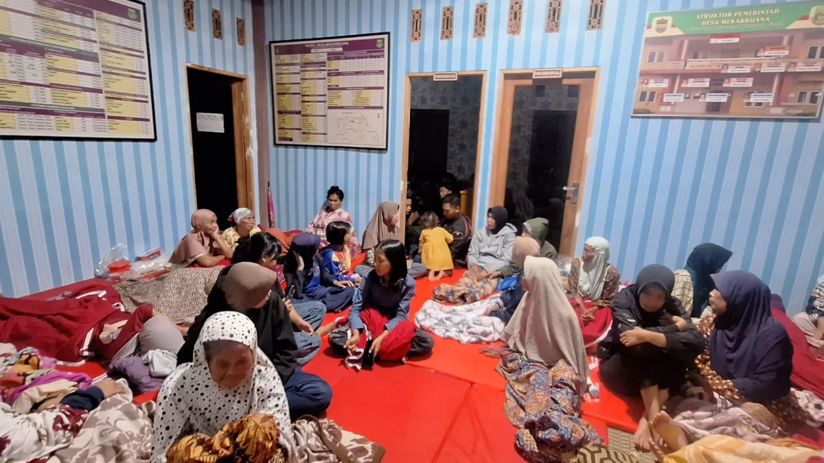 Korban longsor di Desa Sadapaingan dan Desa Mekarbuana, Kecamatan Panawangan, Kabupaten Ciamis, Jawa Barat, mengungsi ke kantor desa setempat, Senin (7/4/2025). (Istimewa)
