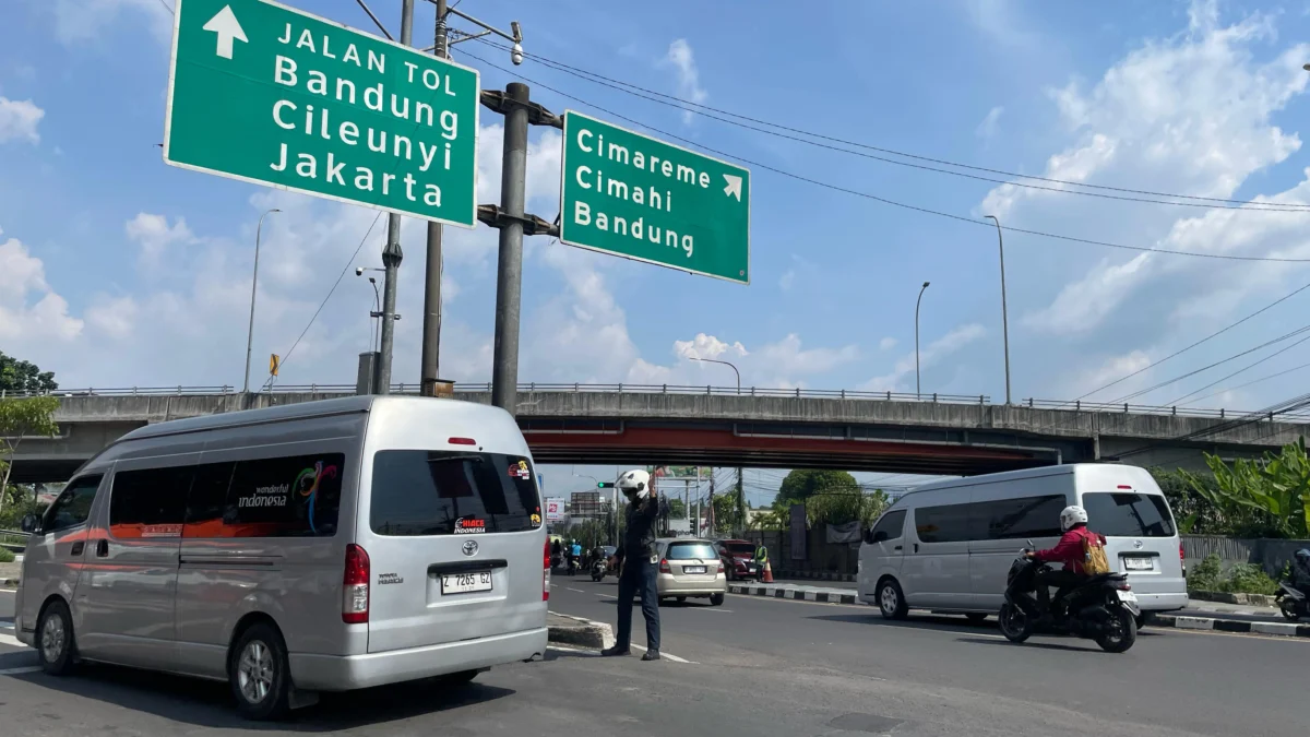 Situsasi arus kendaraan di Simpang Padalarang, Bandung Barat. Senin (7/4). Dok Jabar Ekspres/Suwitno