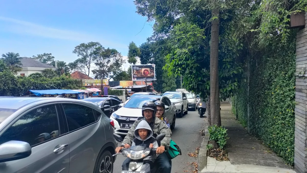 Dok. Kepadatan arus lalu lintas di Jalan IR. H. Djuanda (Dago) menuju kawasan Lembang. Senin (7/4). Foto. Sandi Nugraha.