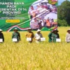 Bupati Bogor, Rudy Susmanto mengikuti panen raya serentak se-Indonesia bersama Presiden Republik Indonesia Prabowo Subianto pada Senin (7/4).