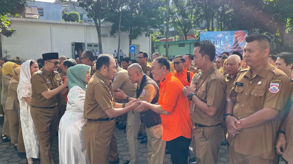 Wali Kota Cimahi, Ngatiyana dan Wakil Wali Kota Cimahi, Adhitia Yudhistira saat bersalaman dengan ASN. (Mong / Jabar Ekspres)