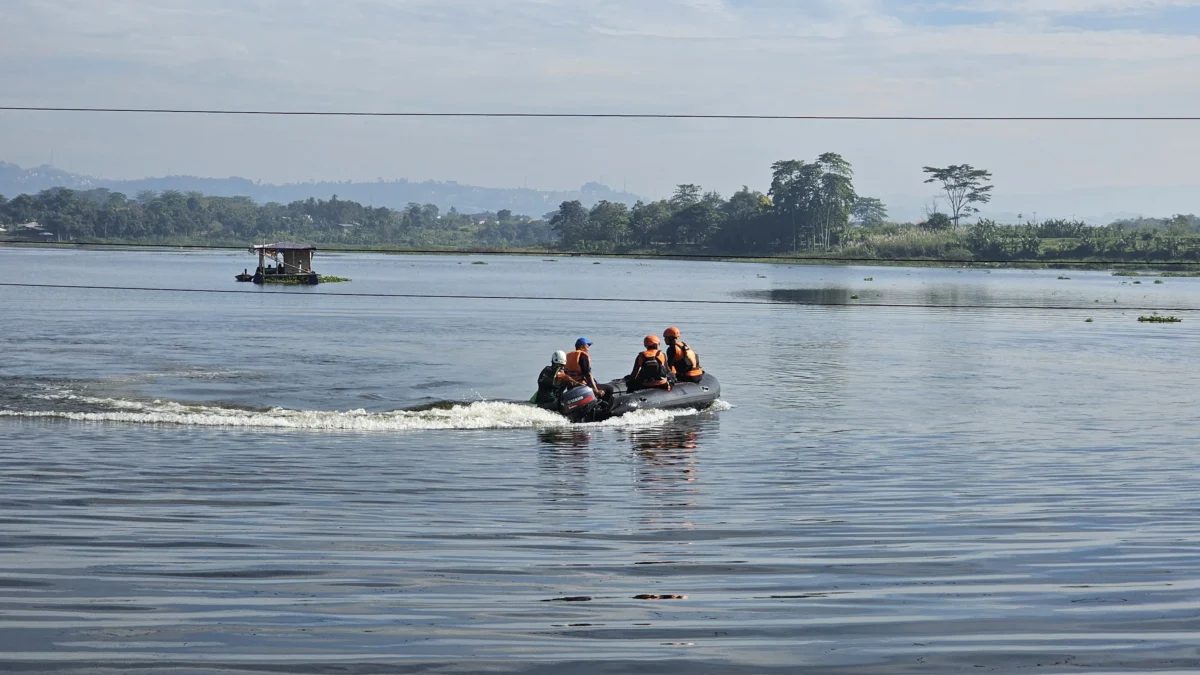 Tim SAR Gabungan saat melakukan oeprasi pencarian korban yang terjatuh dan tenggelam di Waduk Saguling, Desa Cangkorah, Kecamatan Batujajar, Kabupaten Bandung Barat. (Foto: Basarnas Kantor SAR Bandung for Jabar Ekspres)
