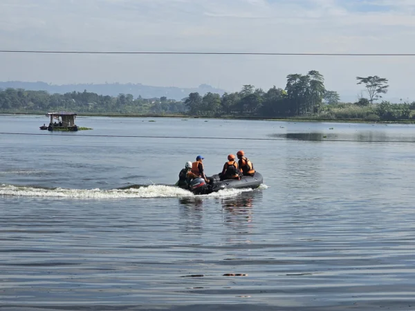 Tim SAR Gabungan saat melakukan oeprasi pencarian korban yang terjatuh dan tenggelam di Waduk Saguling, Desa Cangkorah, Kecamatan Batujajar, Kabupaten Bandung Barat. (Foto: Basarnas Kantor SAR Bandung for Jabar Ekspres)