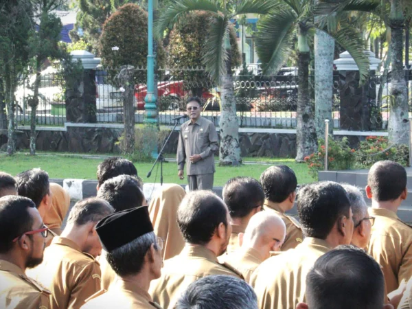 Bupati Ciamis Herdiat Sunarya saat memimpin apel pagi di Pendopo Ciamis, Selasa 8 April 2025. (Cecep Herdi/Jabar Ekspres)