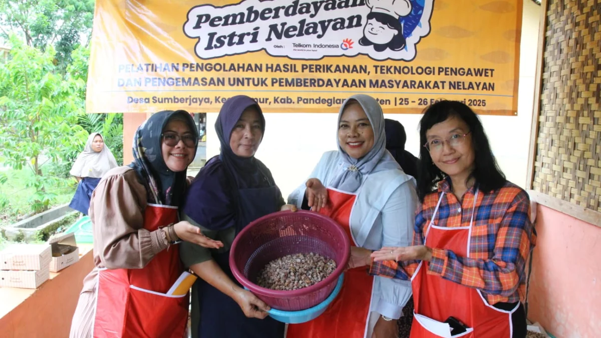Telkom Bantu Pelatihan Aneka Olahan Laut untuk Kelompok Istri Nelayan di Banten
