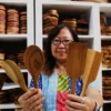 Founder Nicole’s Natural Cathy Alexandra menunjukkan beberapa produk jadi perabot dapur dari bahan solid wood. (Istimewa)