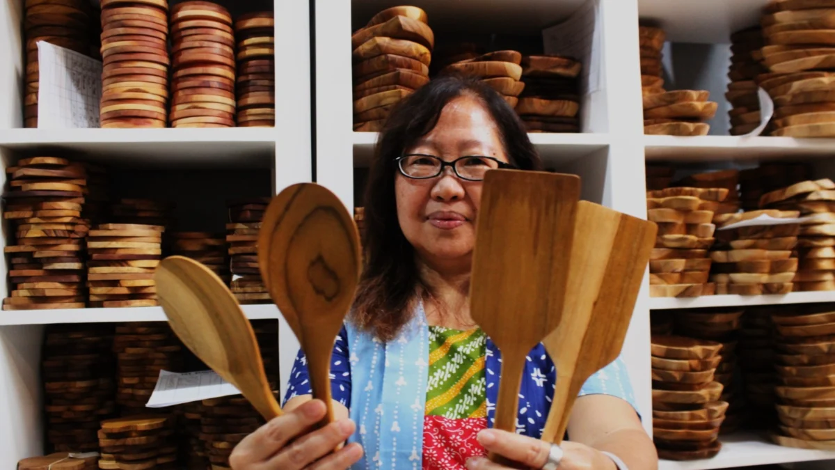 Founder Nicole’s Natural Cathy Alexandra menunjukkan beberapa produk jadi perabot dapur dari bahan solid wood. (Istimewa)
