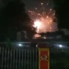 Ist. Potongan video pesta kembang api di Kantor Pusenif, Jl. Supratman, Kota Bandung, Selasa (8/4) malam kemarin. Dok. Istimewa.