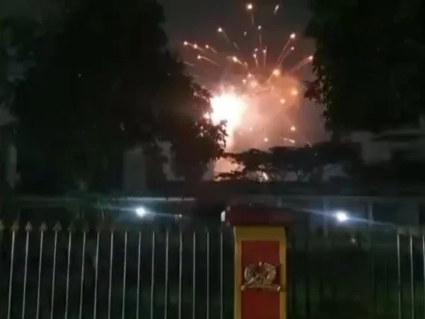 Ist. Potongan video pesta kembang api di Kantor Pusenif, Jl. Supratman, Kota Bandung, Selasa (8/4) malam kemarin. Dok. Istimewa.