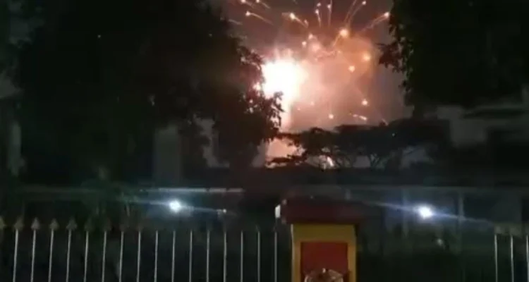 Ist. Potongan video pesta kembang api di Kantor Pusenif, Jl. Supratman, Kota Bandung, Selasa (8/4) malam kemarin. Dok. Istimewa.
