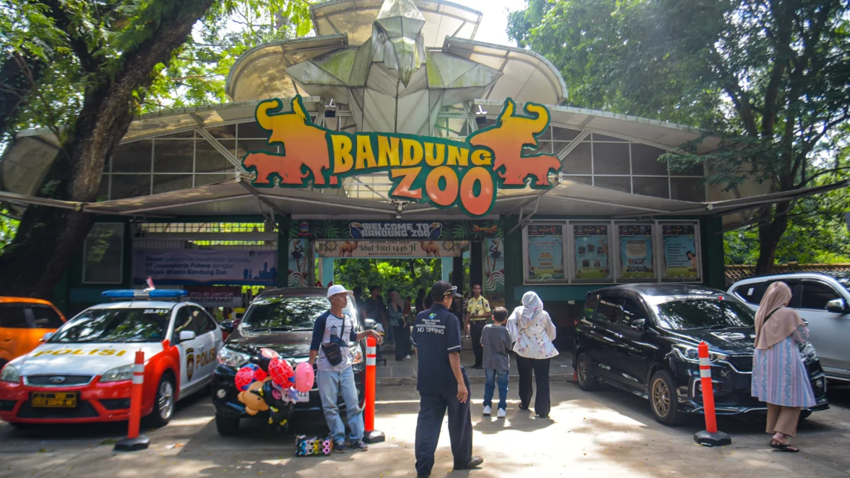 Suasana kendaraan terparkir di area pintu masuk Kebun Binatang Bandung, Kota Bandung, Kamis (3/4). Foto: Dimas Rachmatsyah / Jabar Ekspres