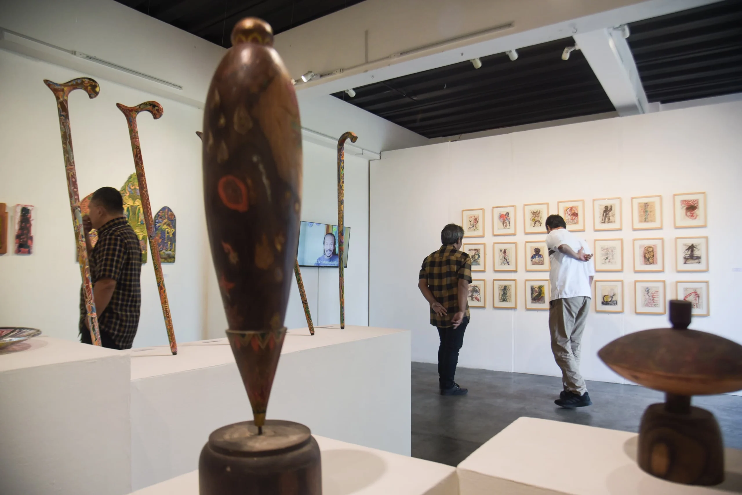 Pengunjung melihat karya tunggal seniman Nasirun pada pameran seni rupa bertajuk Memorabilia di Orbital Dago, Kota Bandung, Rabu (9/4). Foto: Dimas Rachmatsyah / Jabar Ekspres