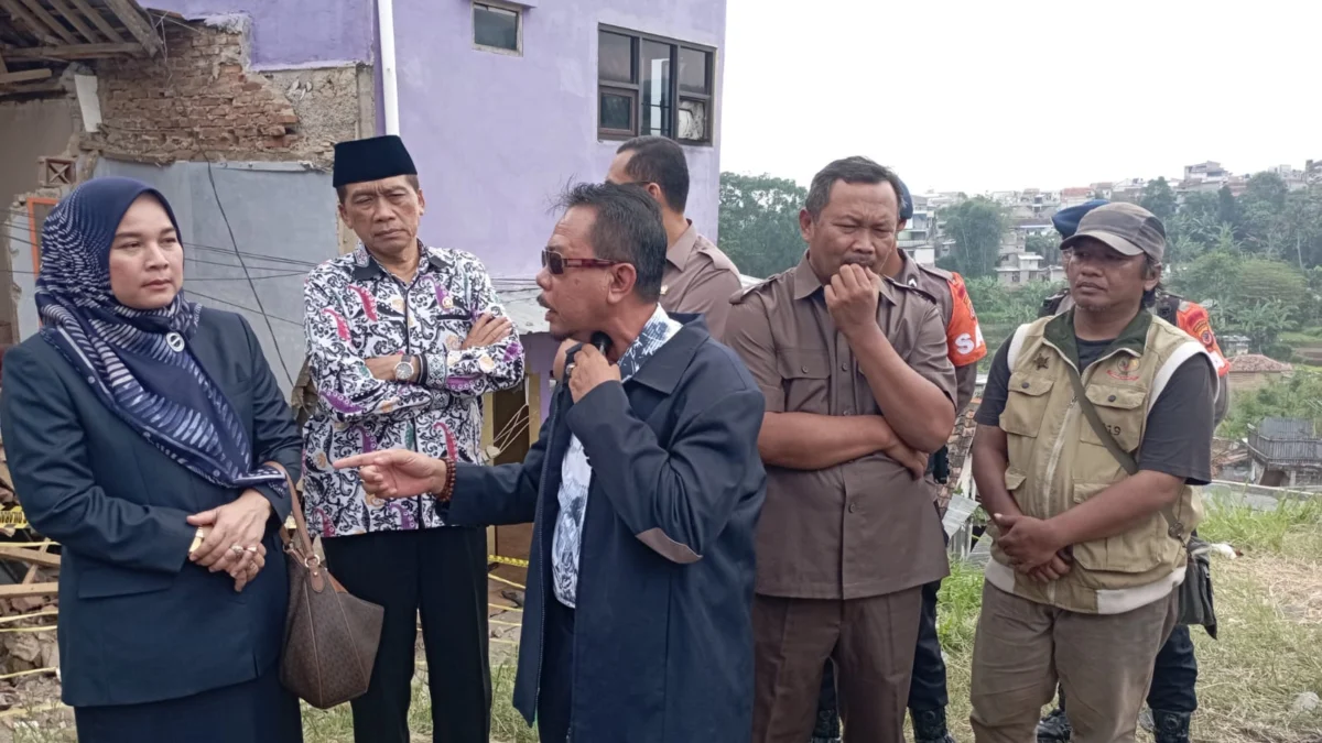 Komisi III DPRD Kota Cimahi saat meninjau lokasi pergerakan tanah di Cihanjuang, Cimahi Utara. (Mong / Jabar Ekspres)