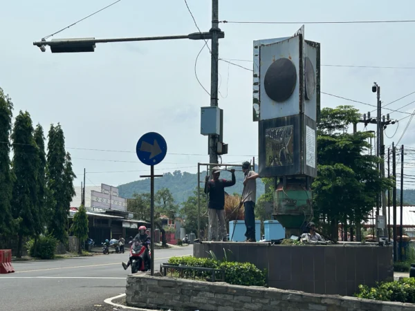 Ornamen yang rusak di tugu Adipura akhirnya diperbaiki oleh Dinas Lingkungan Hidup Kota Banjar, Rabu (9/4/2025). (Cecep Herdi/Jabar Ekspres)