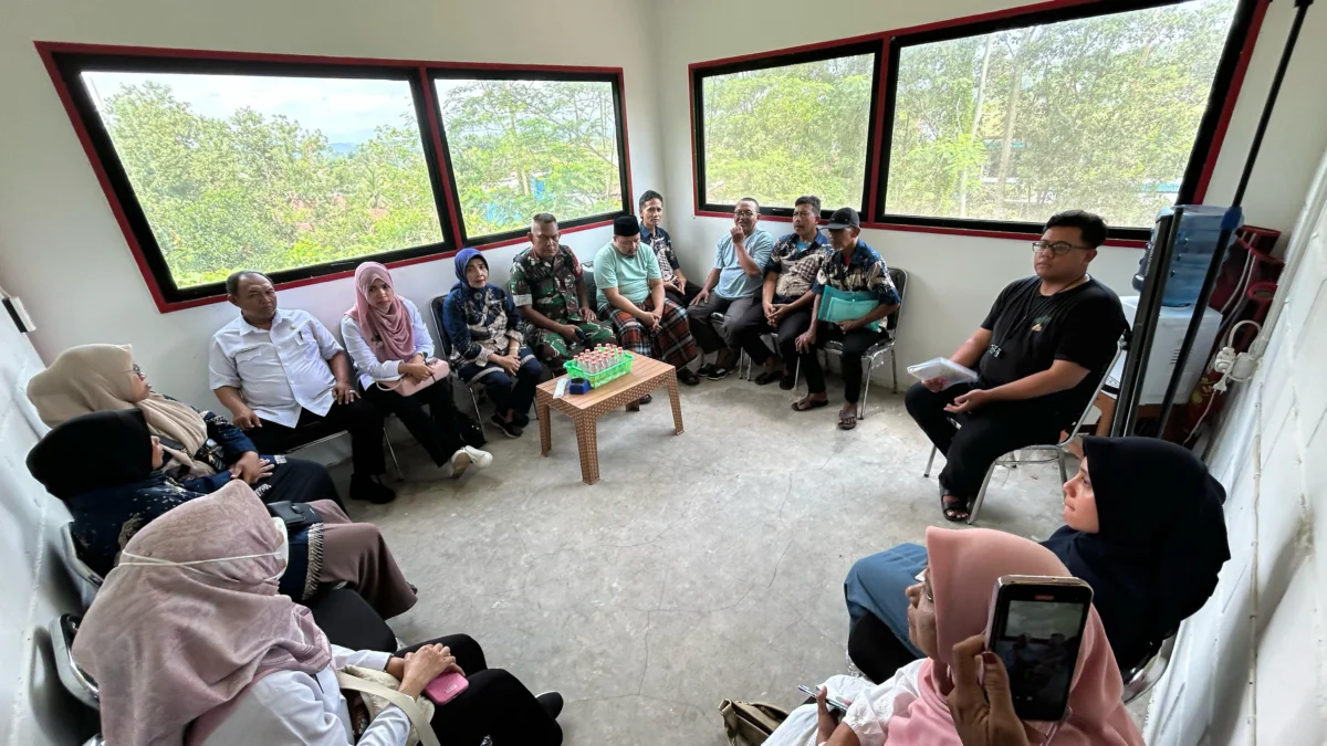 Perwakilan warga didampingi pihak kecamatan dan dan kelurahan setempat memprotes pengelolaan sampah TPS Kamisama, Rabu (9/4/2024). (Cecep Herdi/Jabar Ekspres)