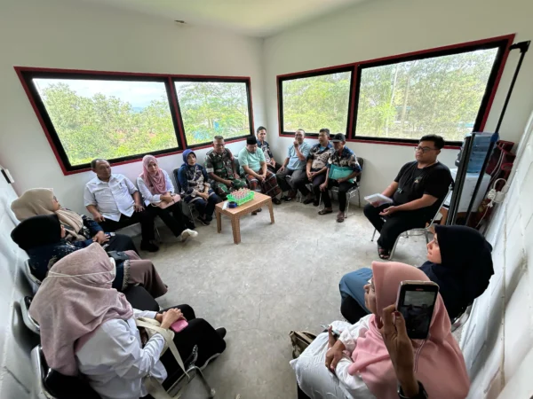 Perwakilan warga didampingi pihak kecamatan dan dan kelurahan setempat memprotes pengelolaan sampah TPS Kamisama, Rabu (9/4/2024). (Cecep Herdi/Jabar Ekspres)