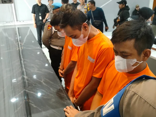 Dok. Lakukan aksi penipuan dan penggelapan, 4 pria di Bandung berhasil Dibekuk Polisi. Rabu (9/4). Foto. Sandi Nugraha.