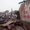 Petugas melakukan pendinginan sisa kebakaran bangunan jongko kayu di kawasan Sukahaji, Babakan Cipayaray, Kota Bandung, Kamis (10/4). Foto: Dimas Rachmatsyah / Jabar Ekspres