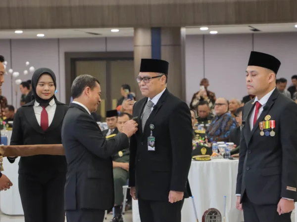 Pelantikan Rektor Unjani Baru 2025-2029, Prof. Dr. Agus Subagyo, S. IP., M. Si (Kanan) Menggantikan Prof. Hikmahanto Juwana, S.H., LL, Ph.D (Kiri). (Istimewa)