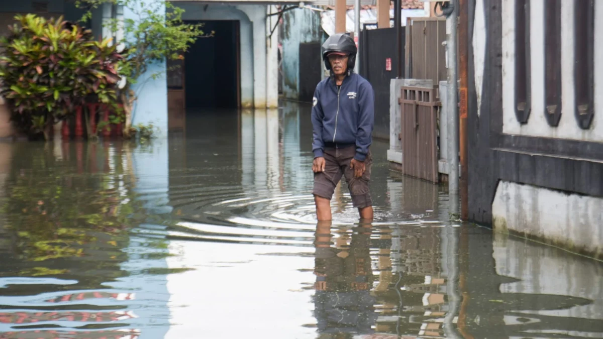 Ilustrasi: Banjir menggenangi rumah di Kota Bandung. Foto: Dimas Rachmatsyah / Jabar Ekspres