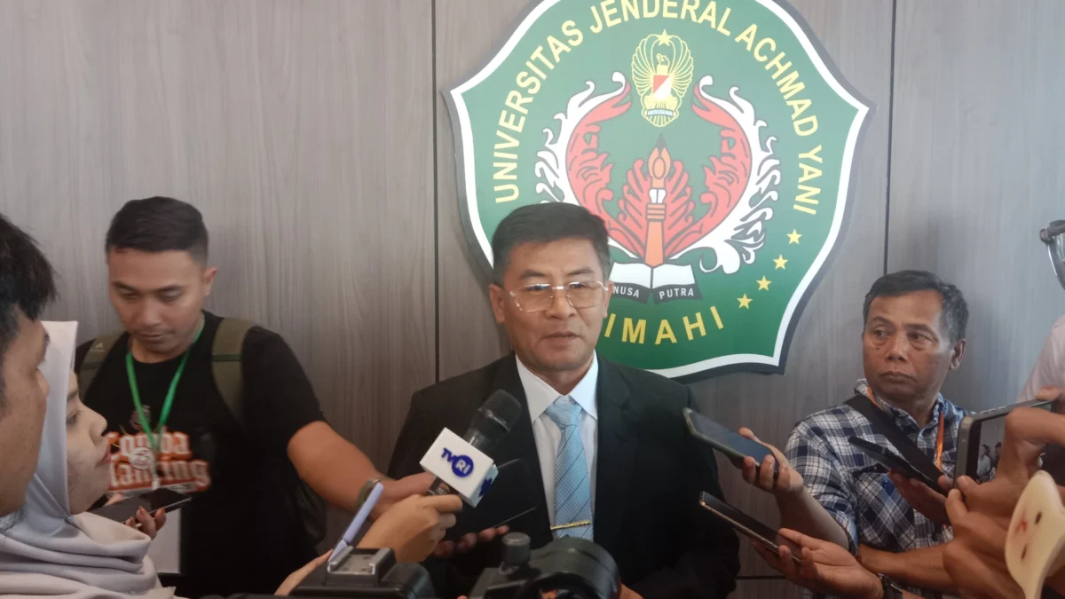 Wakil Gubernur Jawa Barat, Erwan Setiawan usai Hadiri Pelantikan Rektor Unjani. (Mong / Jabar Ekspres)