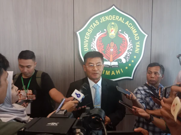 Wakil Gubernur Jawa Barat, Erwan Setiawan usai Hadiri Pelantikan Rektor Unjani. (Mong / Jabar Ekspres)