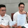 Dok. Tim Kuasa Hukum Priguna Anugerah Pratama (PHP) tersangka kasus asusila atau pelecehan seksual kepada keluarga pasien yang tengah dirawat di RSHS Bandung saat menunjukkan surat pernyataan damai kedua belah pihak. Kamis (10/4). Foto. Sandi Nugraha / Jabar Ekspres