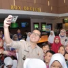 Wakil Wali Kota Cimahi, Adhitia Yudhistira saat nonton bareng film Jumbo bersama sejumlah siswa SD. (Istimewa)