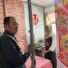 Wali Kota Cimahi, Ngatiyana saat Meninjau Sejumlah IKM di Pasar Atas Baru Cimahi dalam Program ASN Ber-Citra/Firman Satria/Jabar Ekspres/